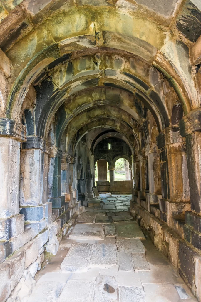 Своды и коридор интерьера монастыря Санаин, Армения