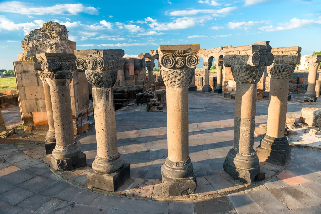 Руины и колонны древнего храма Звартноц, Армения