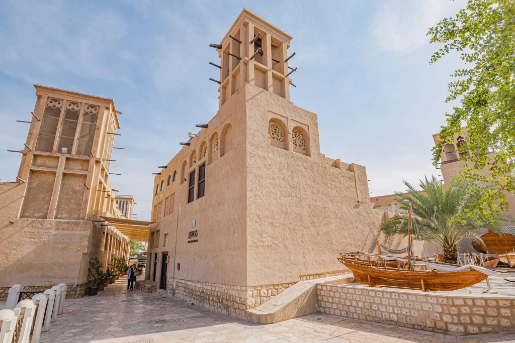 Традиционная арабская ветряная башня в историческом районе Бастакия в Дубае, ОАЭ