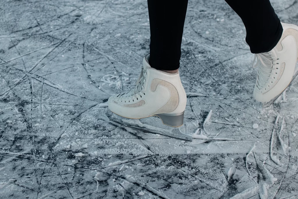 Девушка в коньках на льду