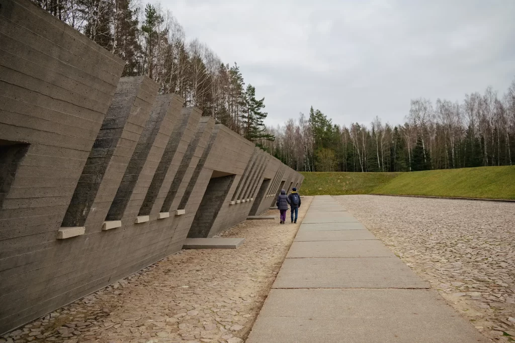 Композиция «Стена памяти концлагерей», Хатынь, Беларусь