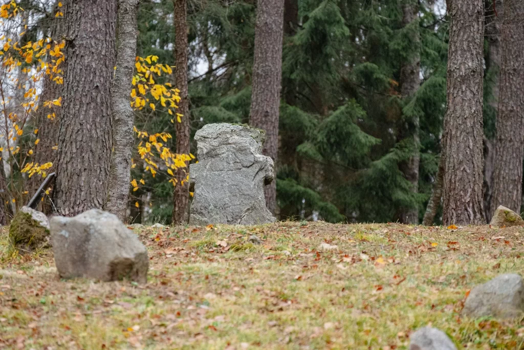 Каменный крест на старом кладбище в Хатыни, Беларусь