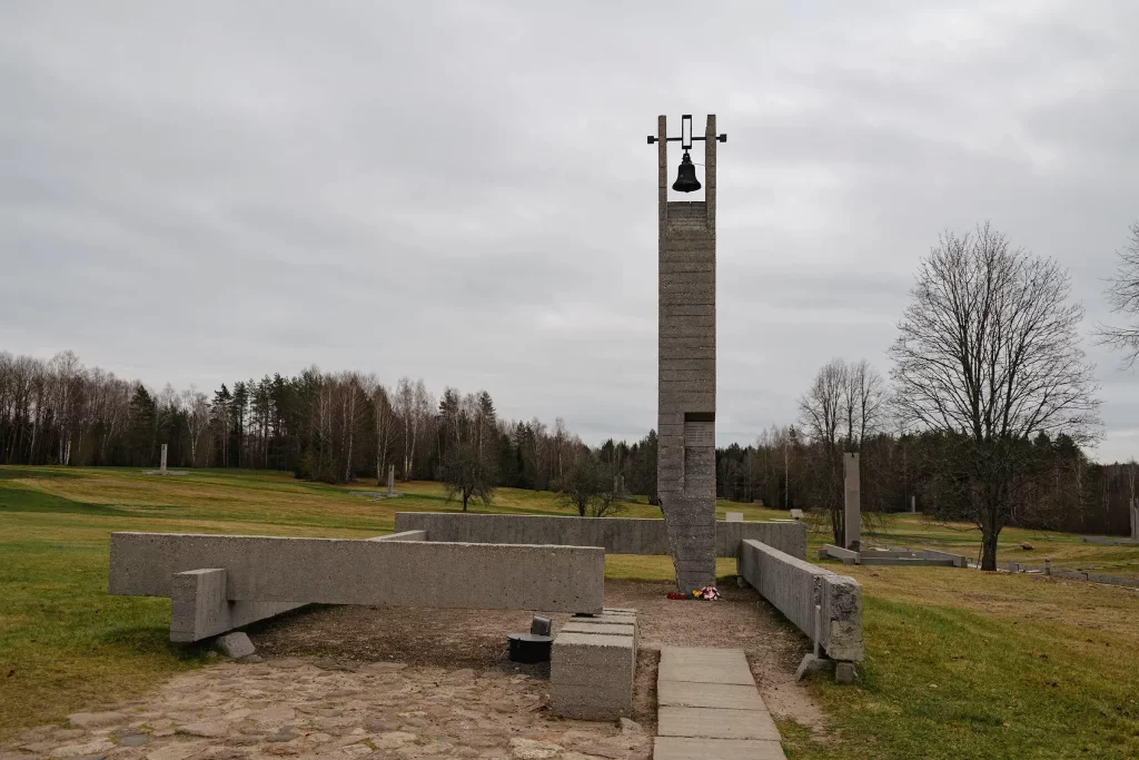 Памятники-срубы в Хатыни, Беларусь