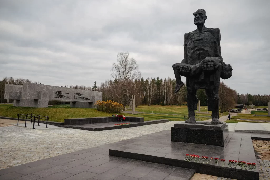 Скульптура «Непокорённый человек», Хатынь, Беларусь
