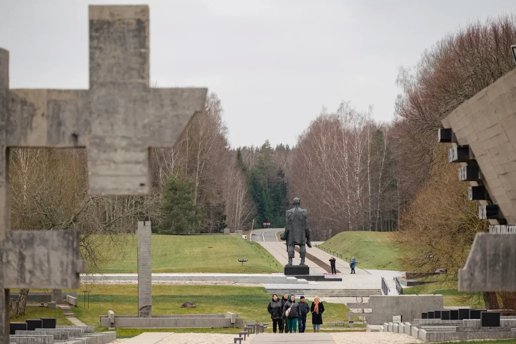 Люди в мемориальном комплексе "Хатынь", Беларусь