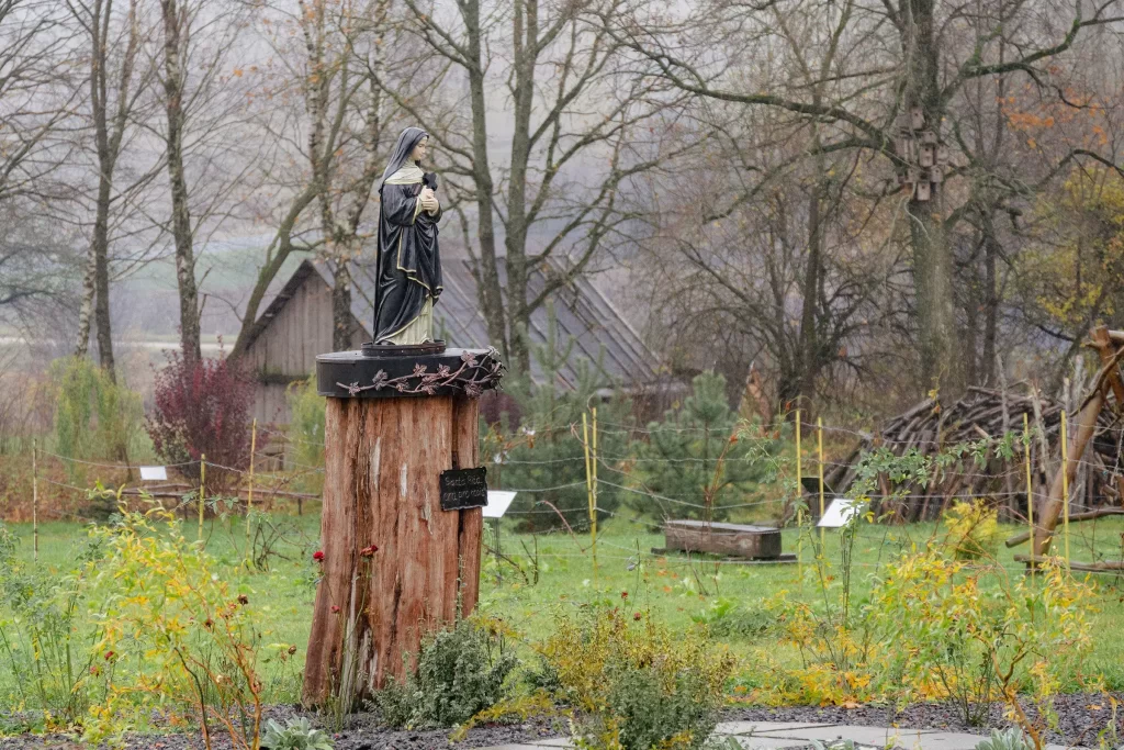 Статуя около костела Святого Казимира во Вселюбе, Беларусь