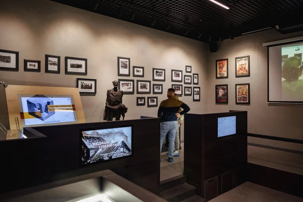 Посетители осматривают экспозицию в музее в Хатыни, Беларусь