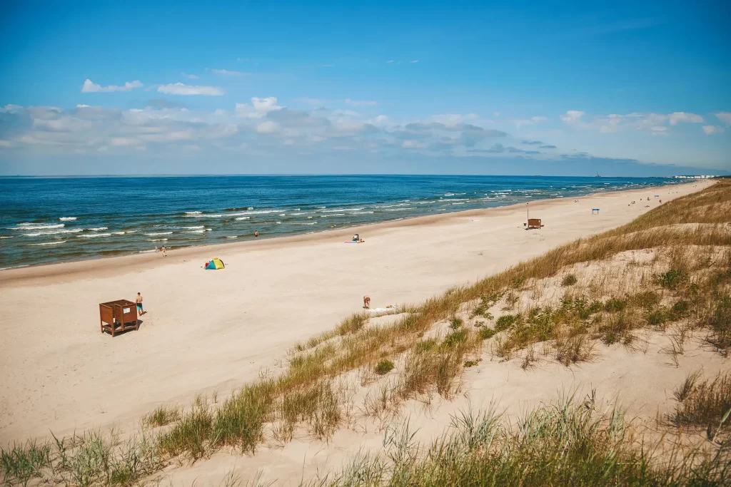 Широкий песчаный пляж на Балтийском море, Куршская коса, Литва