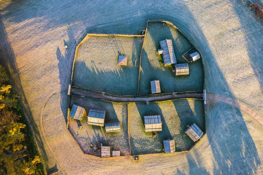 Вид с воздуха на осенний восход солнца на археологическом объекте Кернаве, Литва