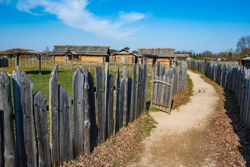 Средневековая деревня в археологическом комплексе Кярнаве, Литва