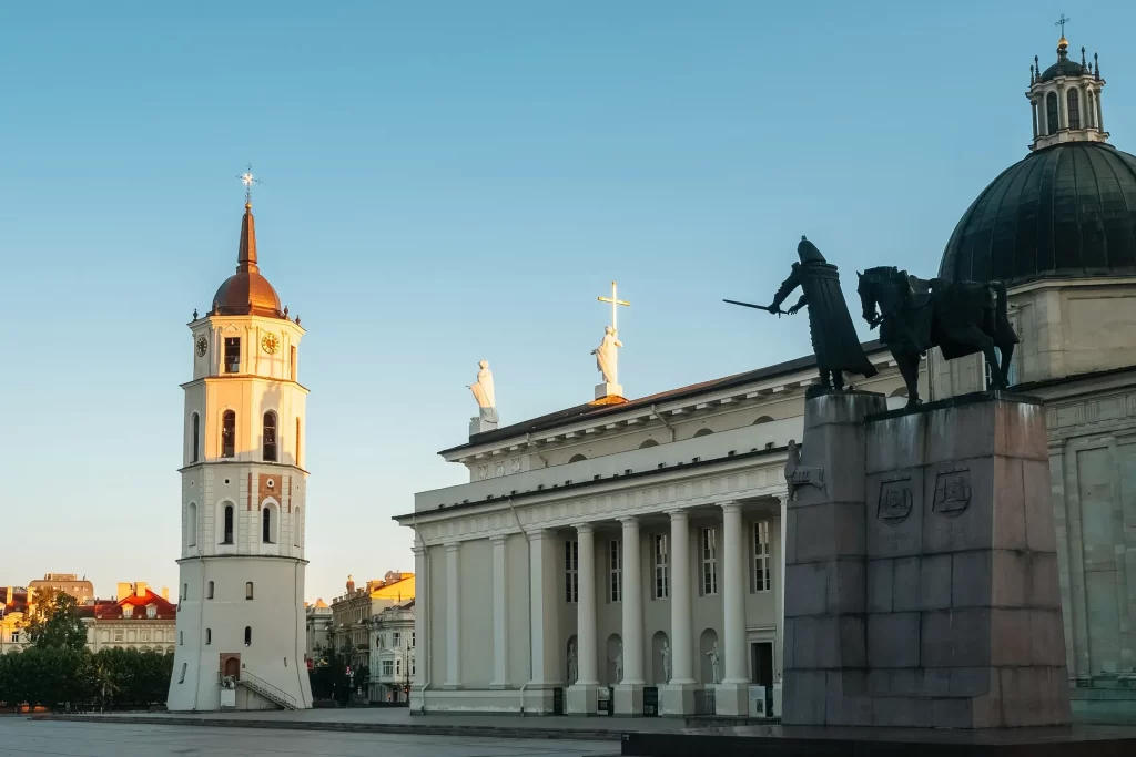 Кафедральная площадь и памятник князю Гедемину в Вильнюсе, Литва