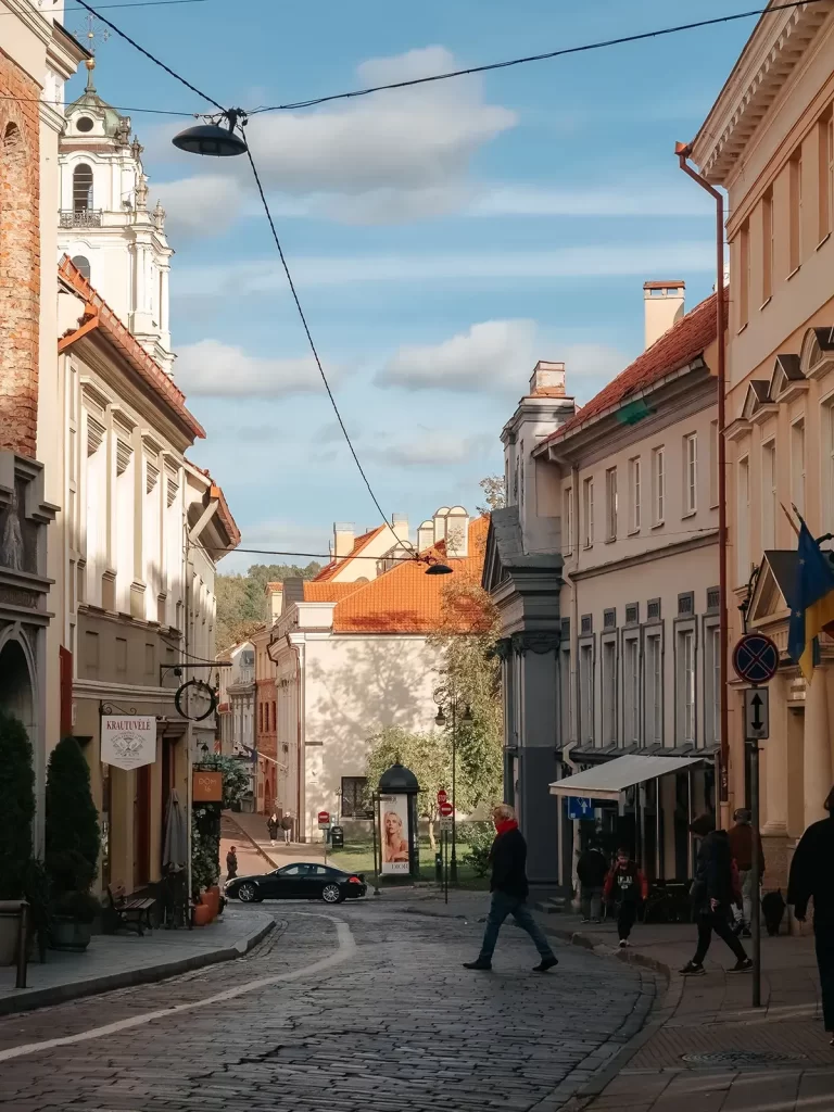 Вид на улицу Доминикону в Старом Городе Вильнюса, Литва