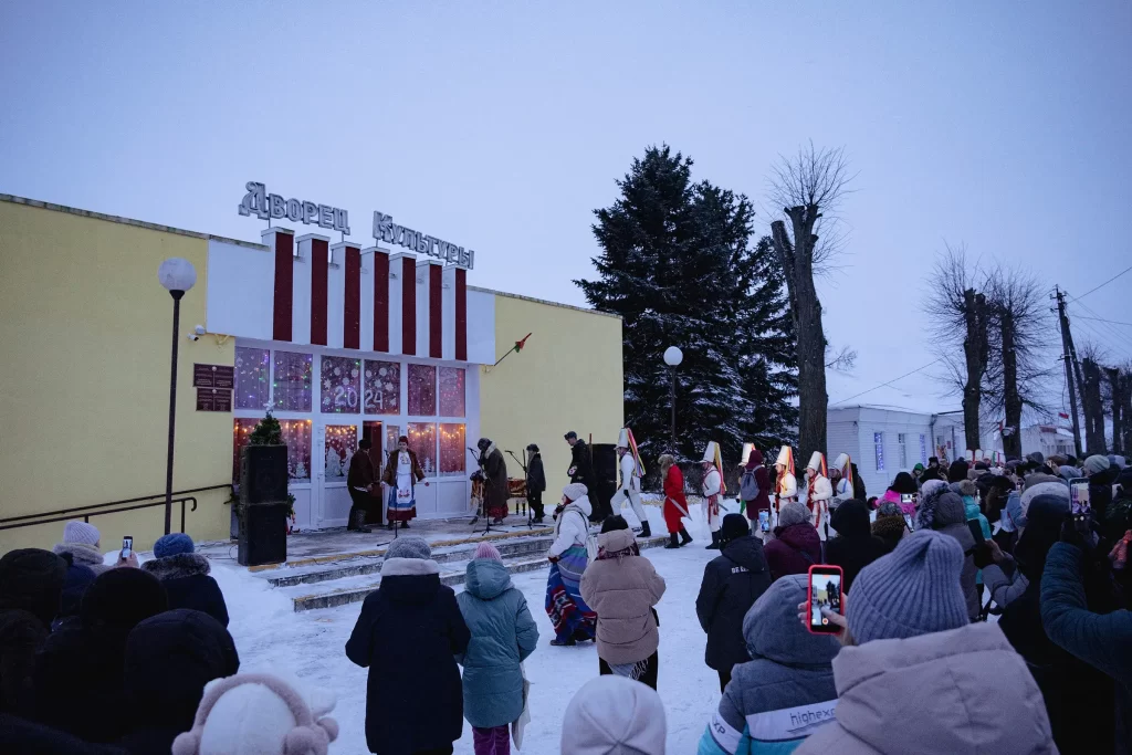 Солдаты - участники обряда "Калядныя цары" в деревне Семежево, Беларусь