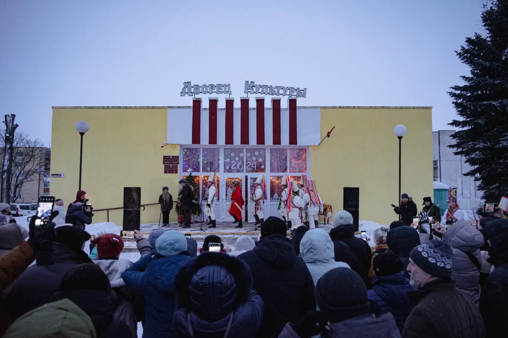 Выступление солдат на сцене во время обряда "Цари Коледы" в деревне Семежево, Беларусь