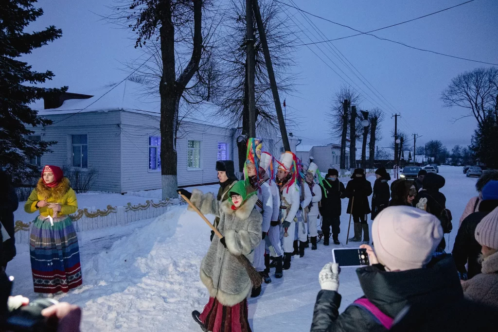Цари-солдаты маршируют во время обряда "Колядные цари", Семежево, Беларусь