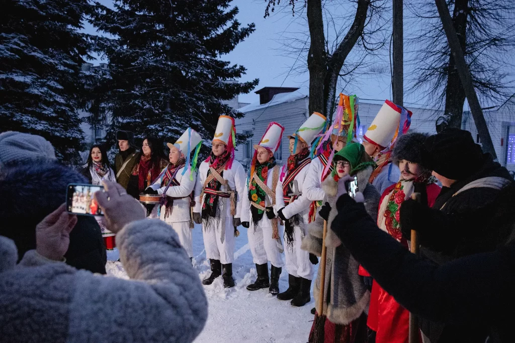 Цари-солдаты другие персонажи обряда "Колядные цари" в Семежево, Беларусь