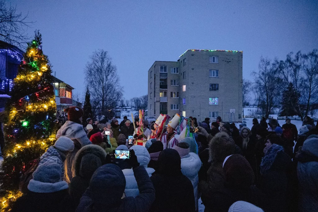 Люди веселятся на обряде "Колядные цари" в деревне Семежево, Беларусь