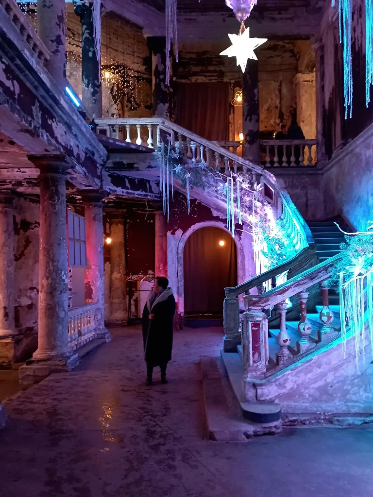 Турист в церкви Святой Анны, она же Анненкирхе, Санкт-Петербург, Российская Федерация