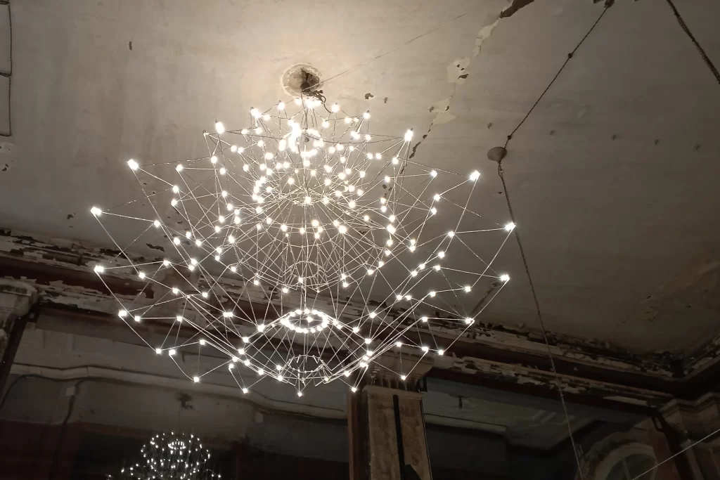 Люстра в церкви Святой Анны, она же Анненкирхе, Санкт-Петербург, Российская Федерация