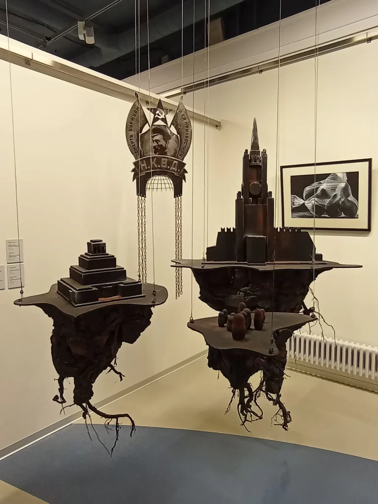 Скульптуры в музее «Эрарта», Санкт-Петербург, Российская Федерация