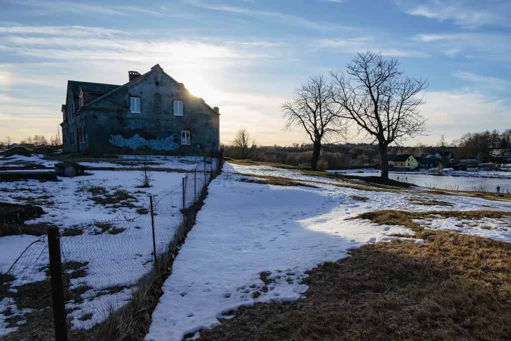 Дом для рабочих в Прилуках в солнечный зимний день, Беларусь