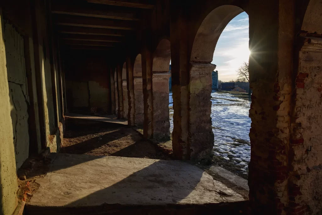 Солнце в арках амбара в Прилуках, Беларусь