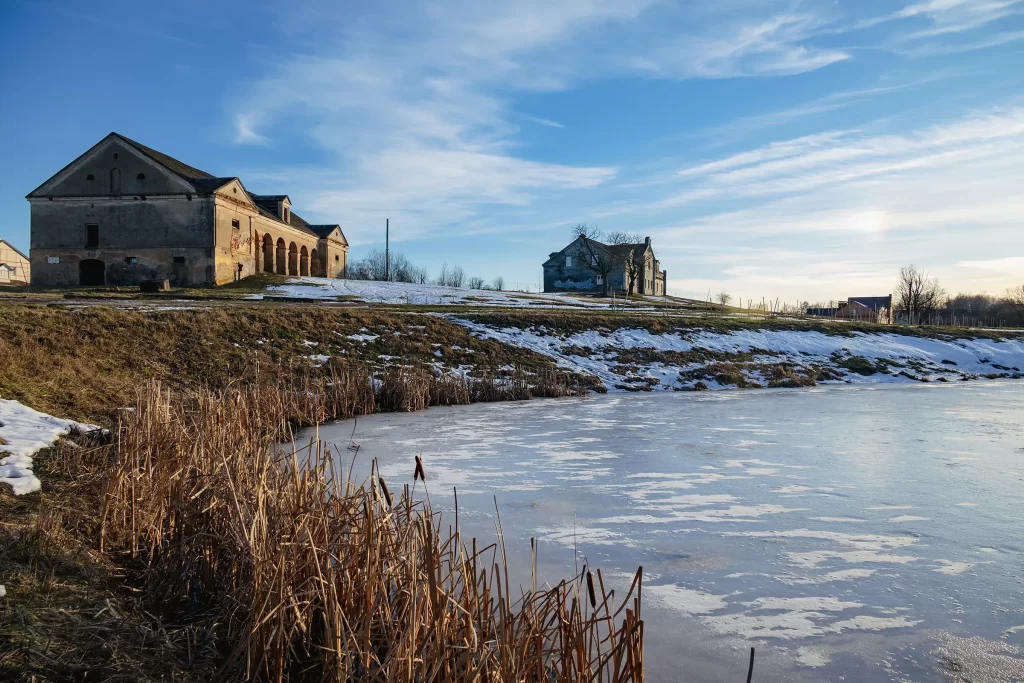 Вид на амбар и дом для рабочих в Прилуках, Беларусь