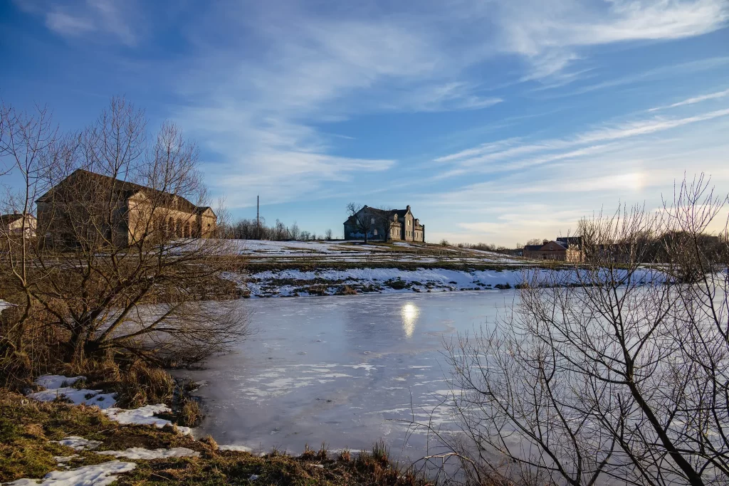 Вид на амбар и дом для рабочих в Прилуках, Беларусь