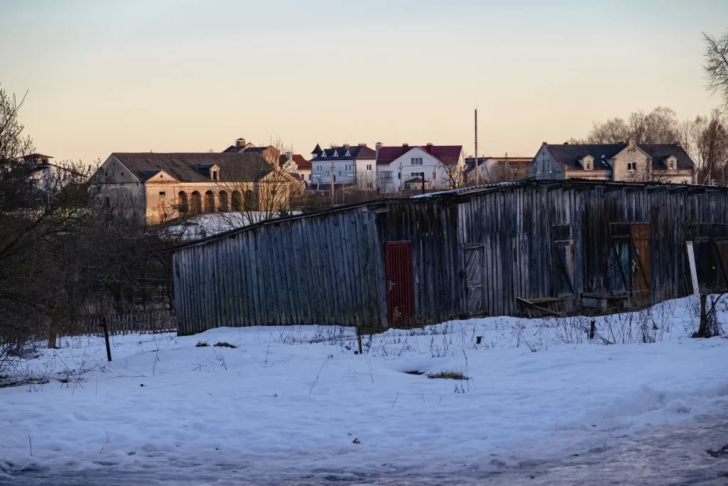 Вид на амбар и дом для рабочих в Прилуках, Беларусь