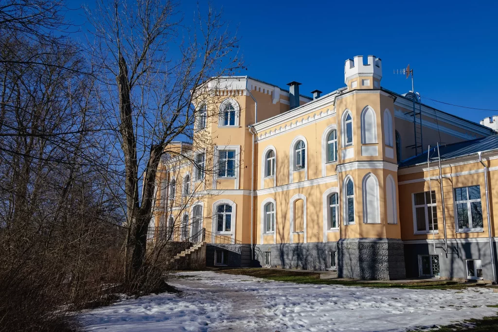 Вид сзади на усадьбу Гуттен-Чапских в Прилуках под Минском, Беларусь
