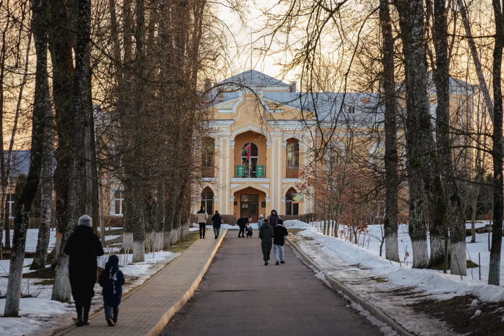 Усадьба Чапских в Прилуках под Минском зимой, Беларусь
