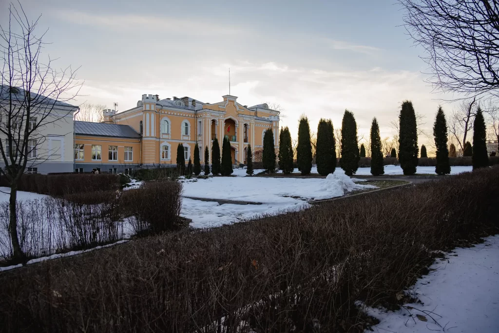 Усадьба Чапских в Прилуках под Минском зимой, Беларусь