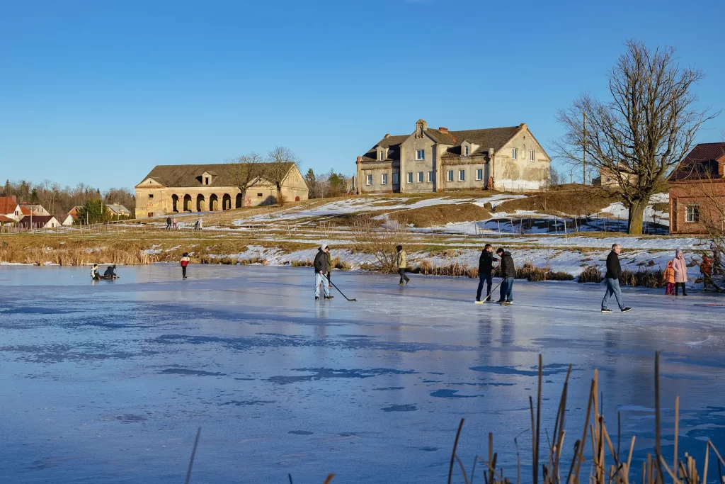 Дети играют в хоккей на Графском пруду в Прилуках, Беларусь