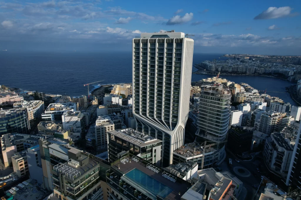 Вид с воздуха на здание Mercury Tower, Сент-Джулианс, Мальта