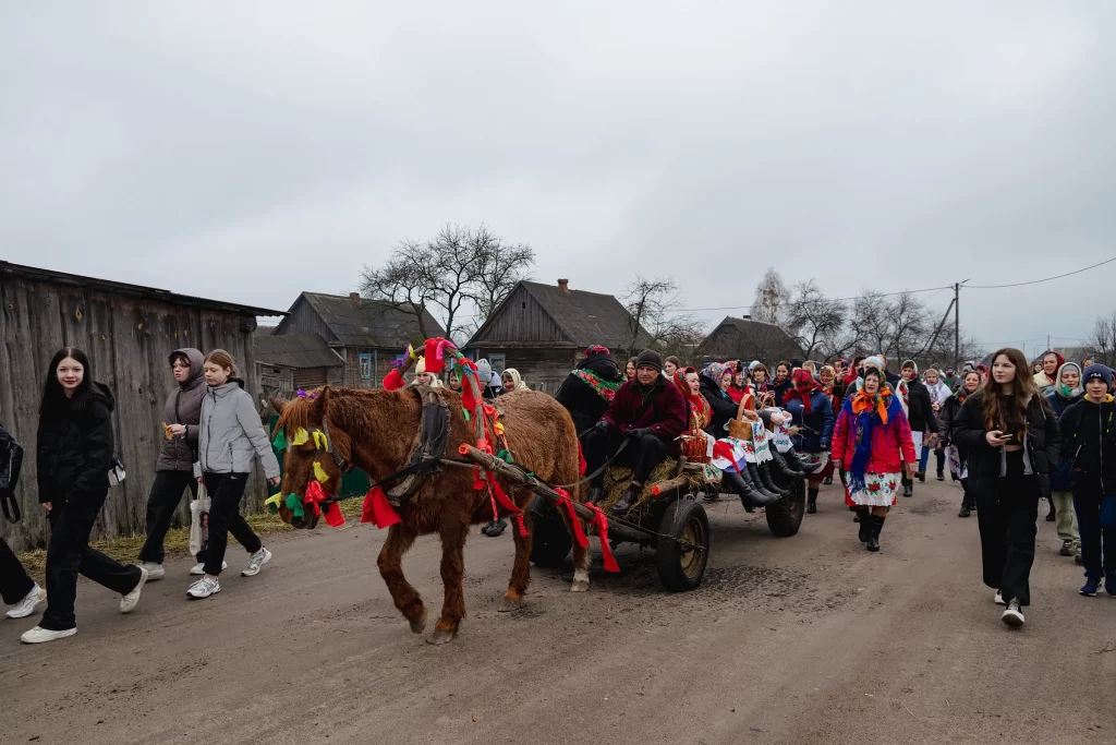 Шествие на обряде «Чырачка» в Тонеже, Гомельская область, Беларусь