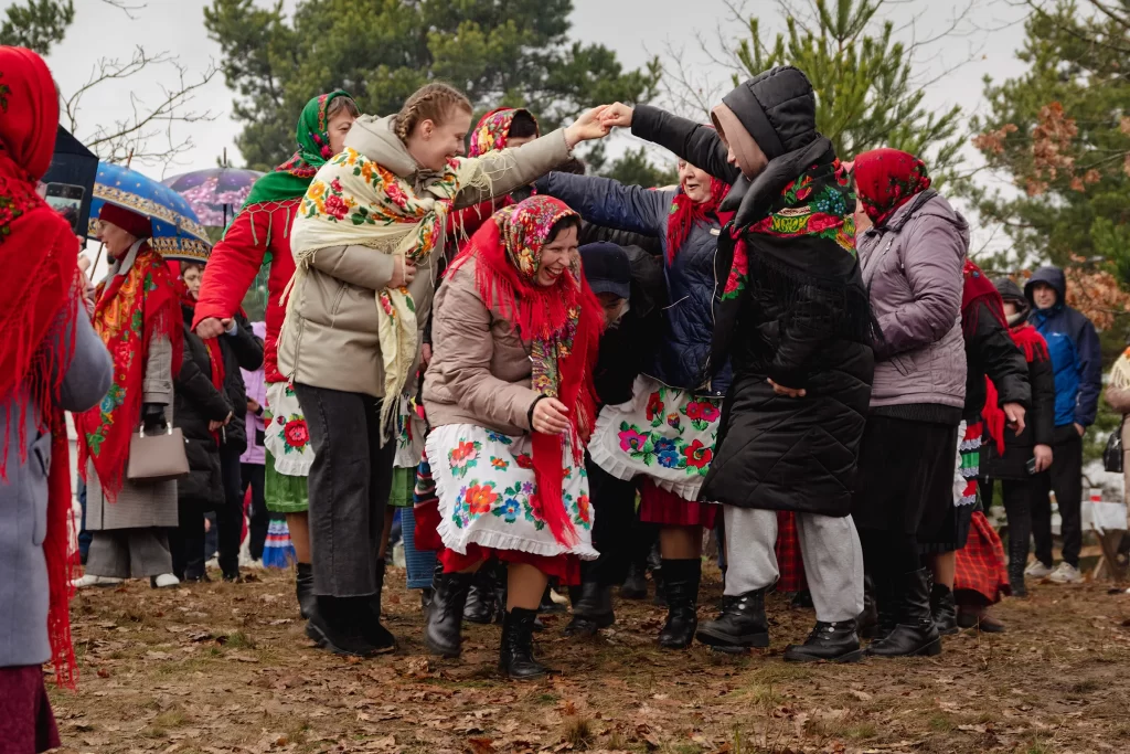Развлечения на обряде «Чырачка» в Тонеже, Гомельская область, Беларусь