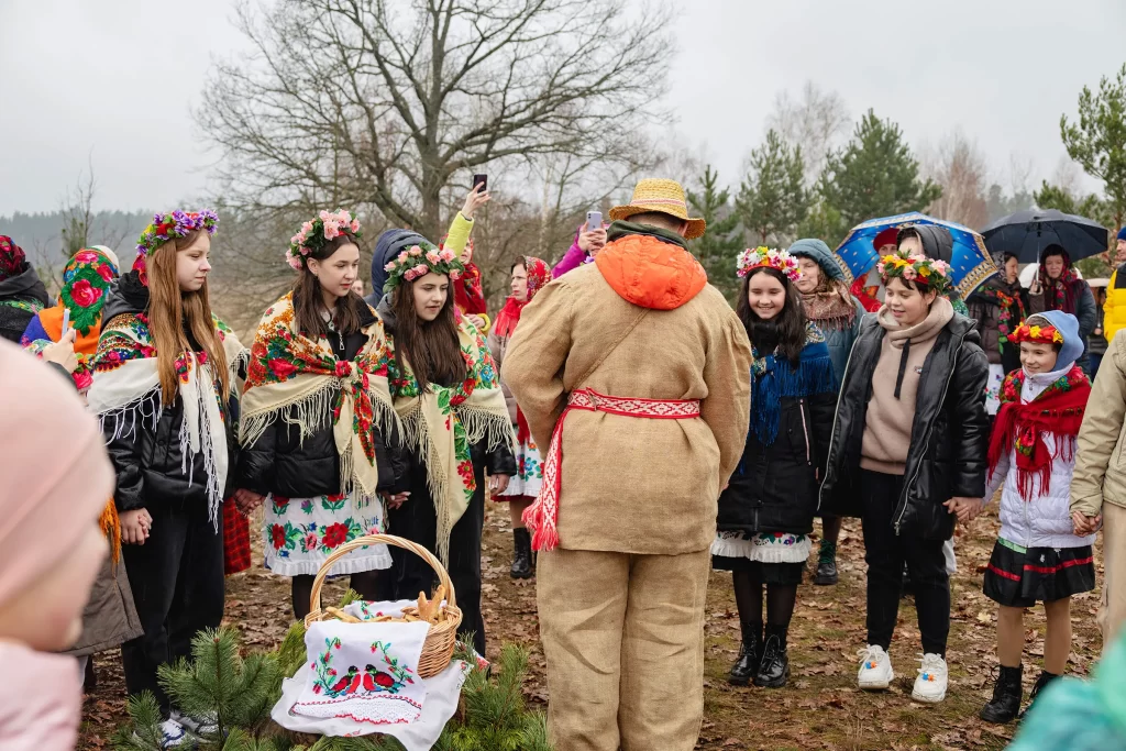 Развлечения на обряде «Чырачка» в Тонеже, Гомельская область, Беларусь