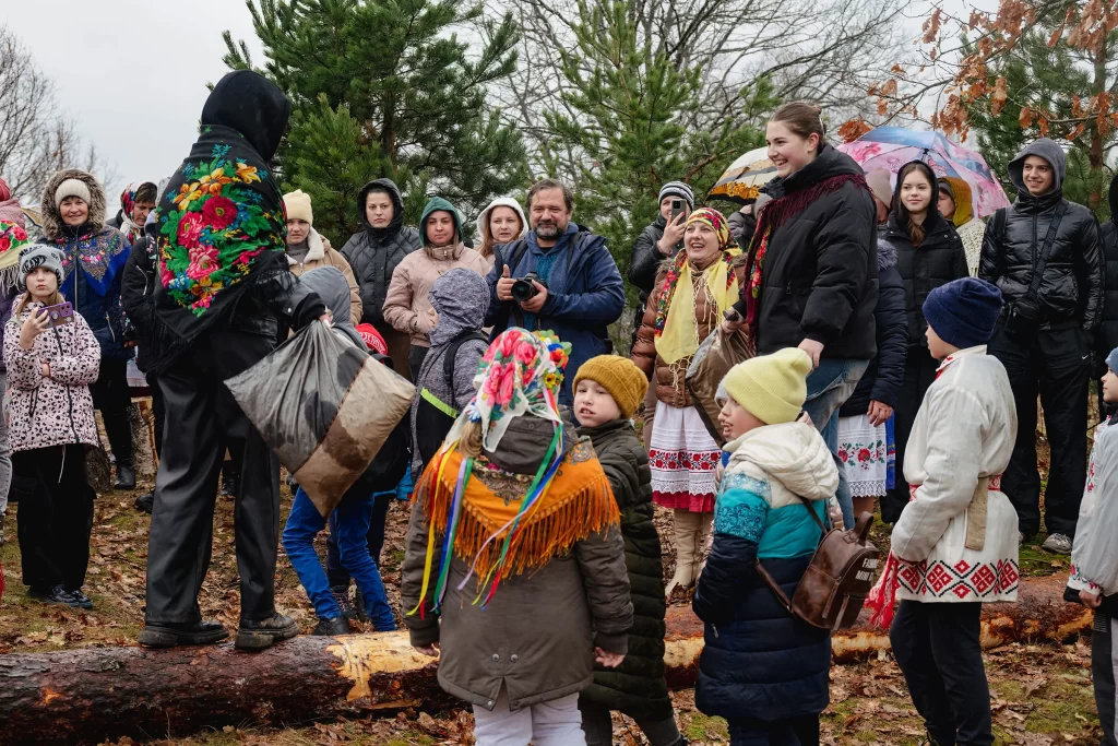 Битва мешками на обряде «Чырачка» в Тонеже, Гомельская область, Беларусь