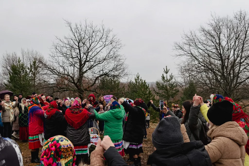 Хоровод во время обряда «Чырачка» в Тонеже, Гомельская область, Беларусь