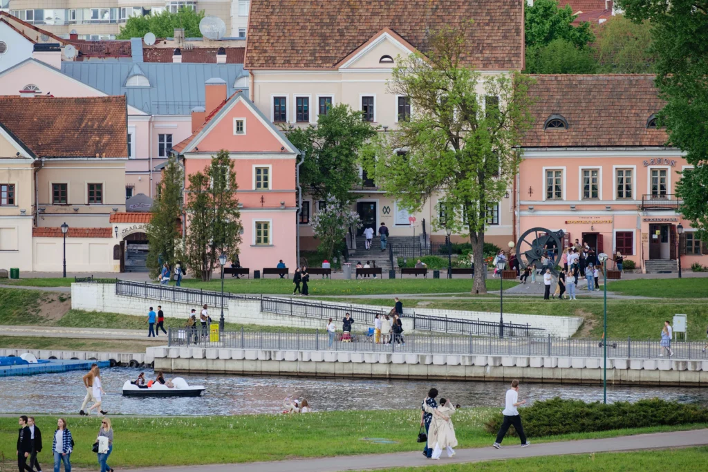 Люди гуляют рядом с Троицким предместьем в Минске, Беларусь