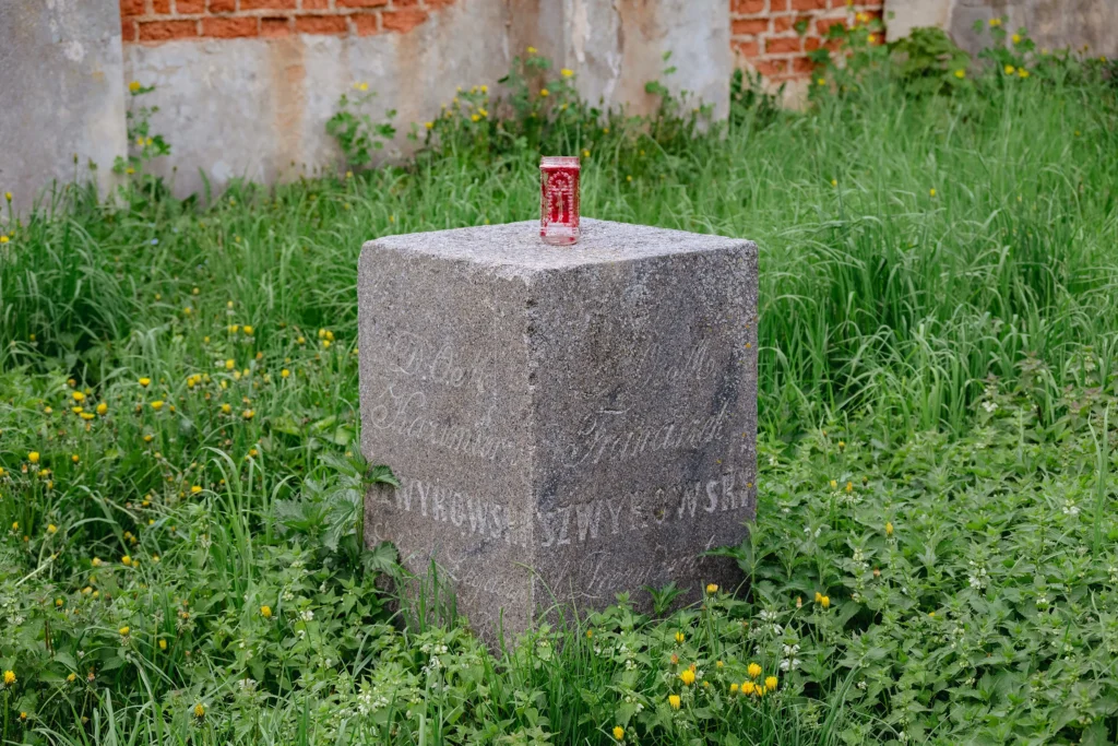 Памятник на территории костела Святой Троицы, Беница, Беларусь
