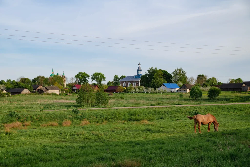 Вид на костел и церковь в деревне Беница, Беларусь