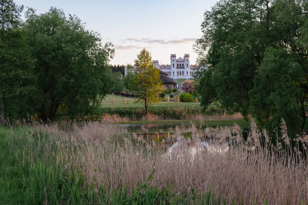 Красивый вид на дворец Пусловских в Коссово, Беларусь