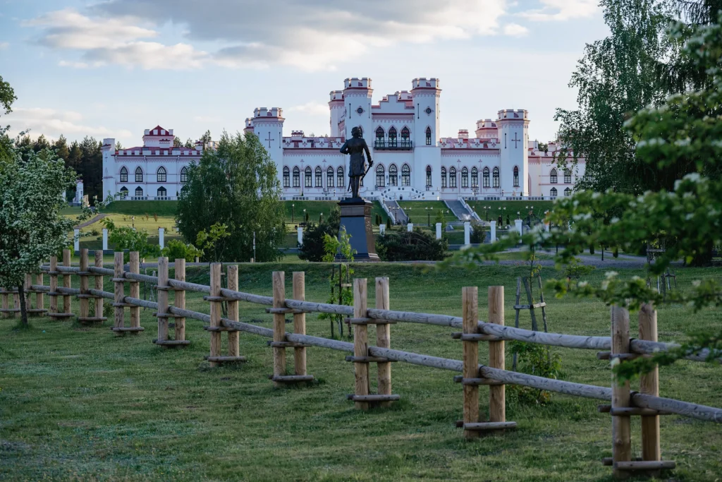 Памятник Костюшко и дворец Пусловских в Коссово, Беларусь