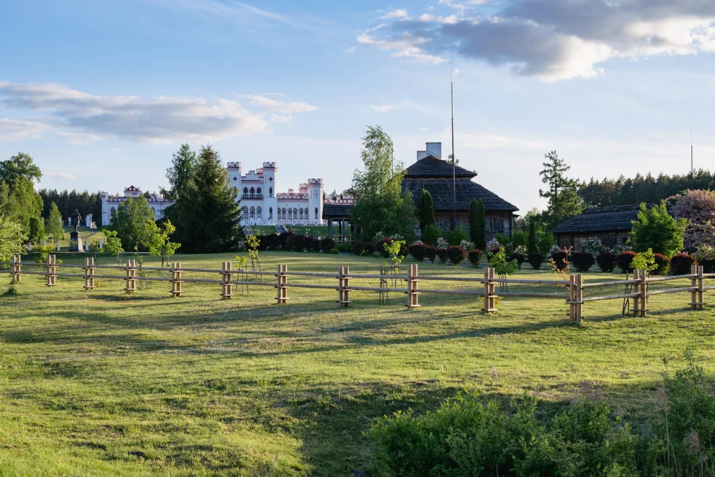 Вид на дворец Пусловских и усадьбу Костюшко в Коссово, Беларусь