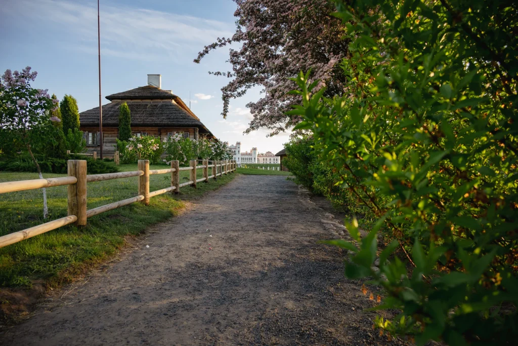Вид на дворец Пусловских и усадьбу Костюшко в Коссово, Беларусь
