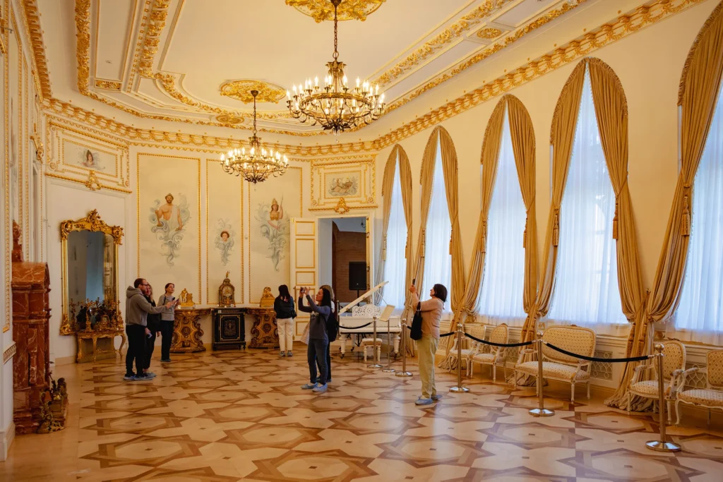 Внутреннее убранство дворца Пусловских в Коссово, Беларусь