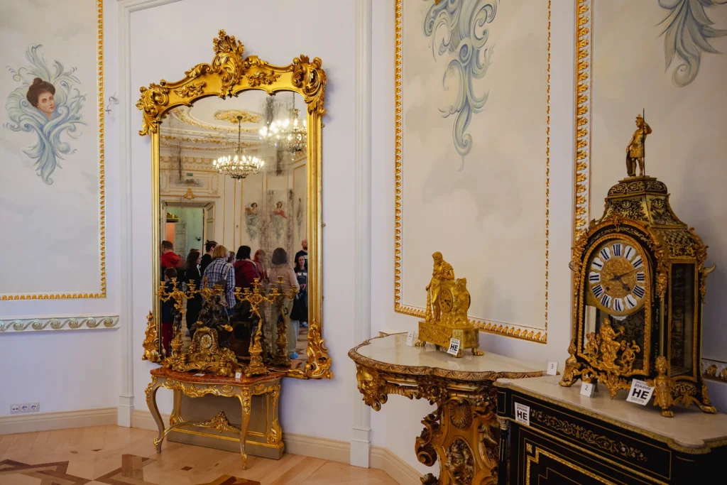 Экспозиция дворца Пусловских в Коссово, Беларусь