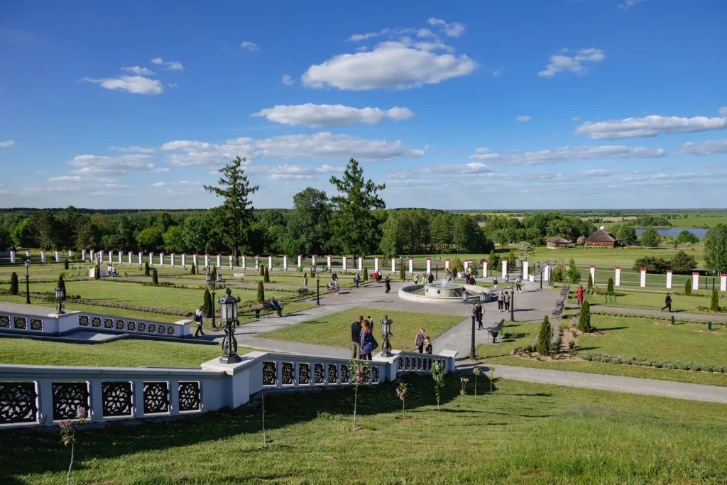 Вид с парадной лестницы на прилегающую территорию усадьбы Пусловских, Коссово