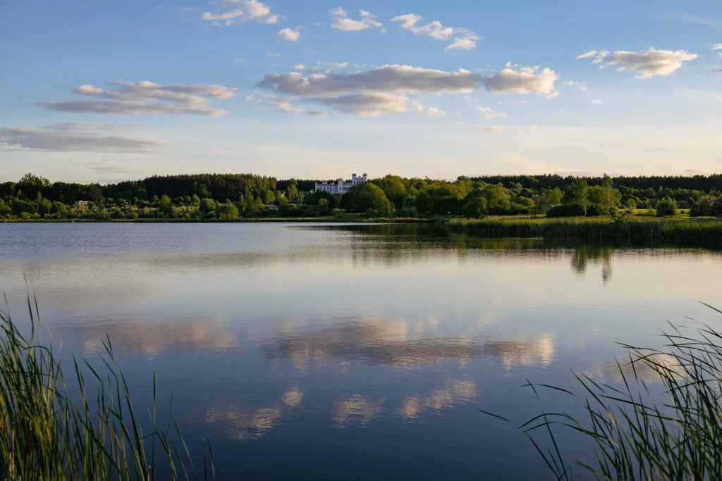 Коссовский замок через пруд, Коссово, Беларусь